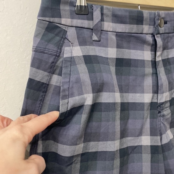 Lululemon grey plaid shorts size 36 - Picture 3 of 9